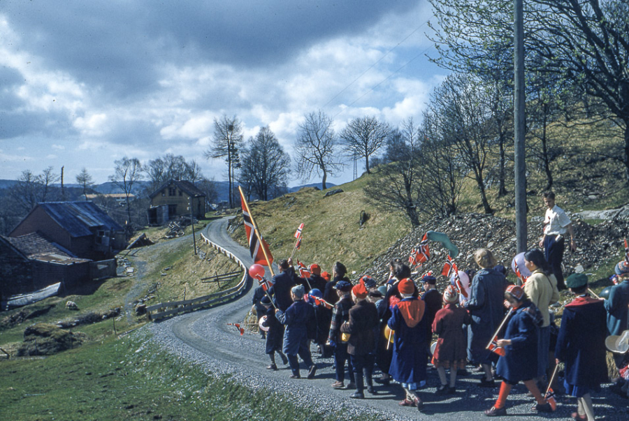 Første 17. mai-tog på Helgeseter i 1954